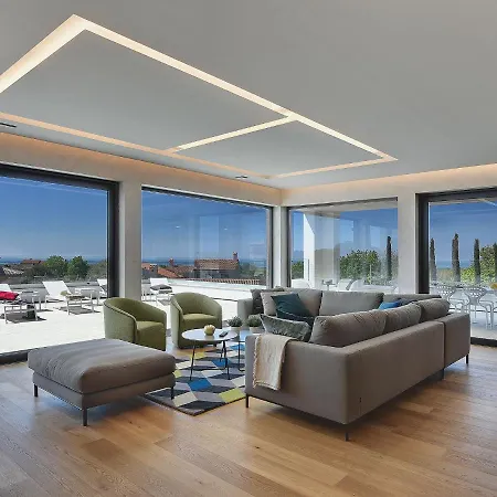 Luxury In With Swimming Pool