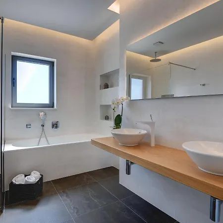 Luxury In With Swimming Pool Vodnjan